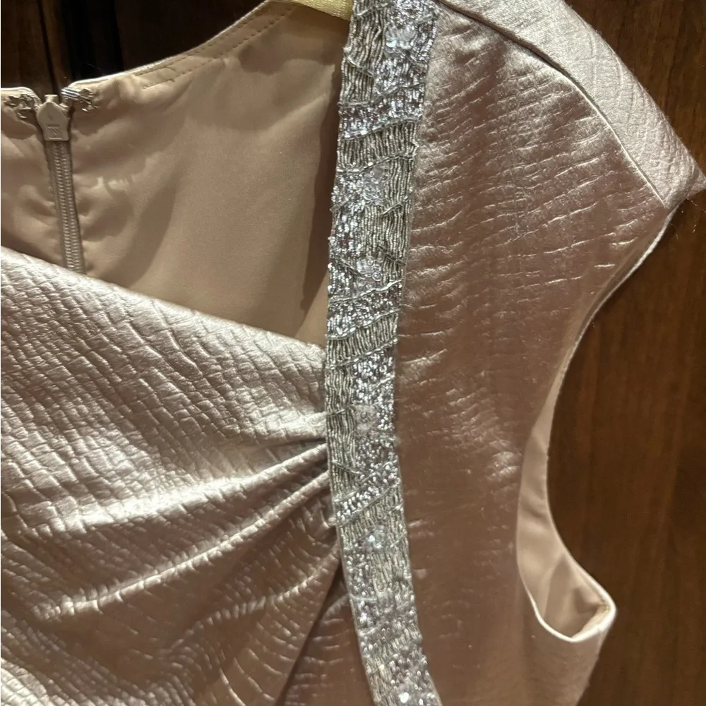 Elegant Gold tone sleeveless Dress - Picture 3 of 5